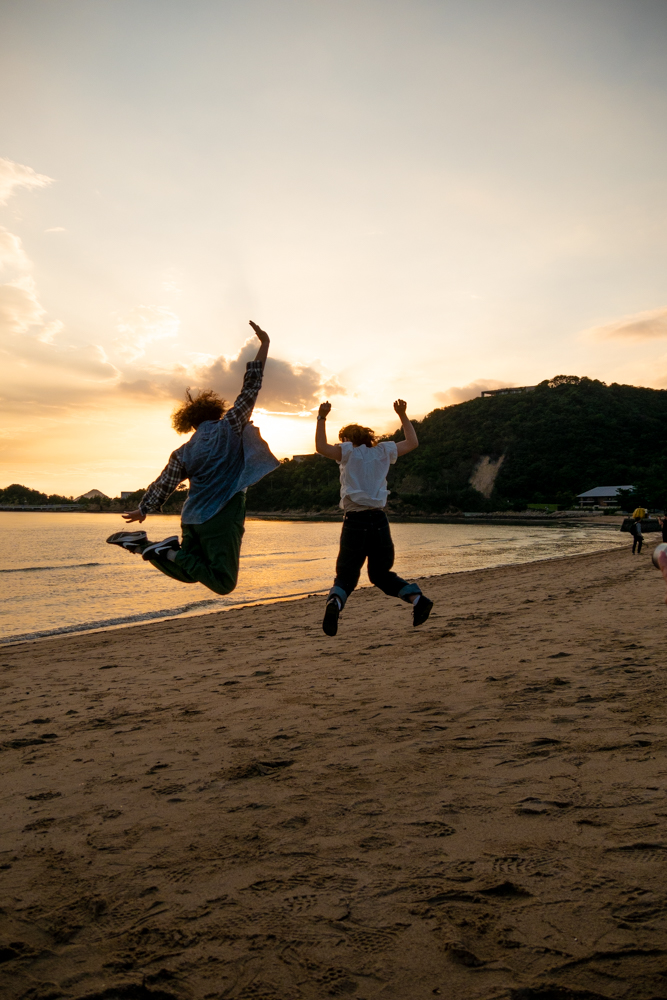 夕日にジャンプ